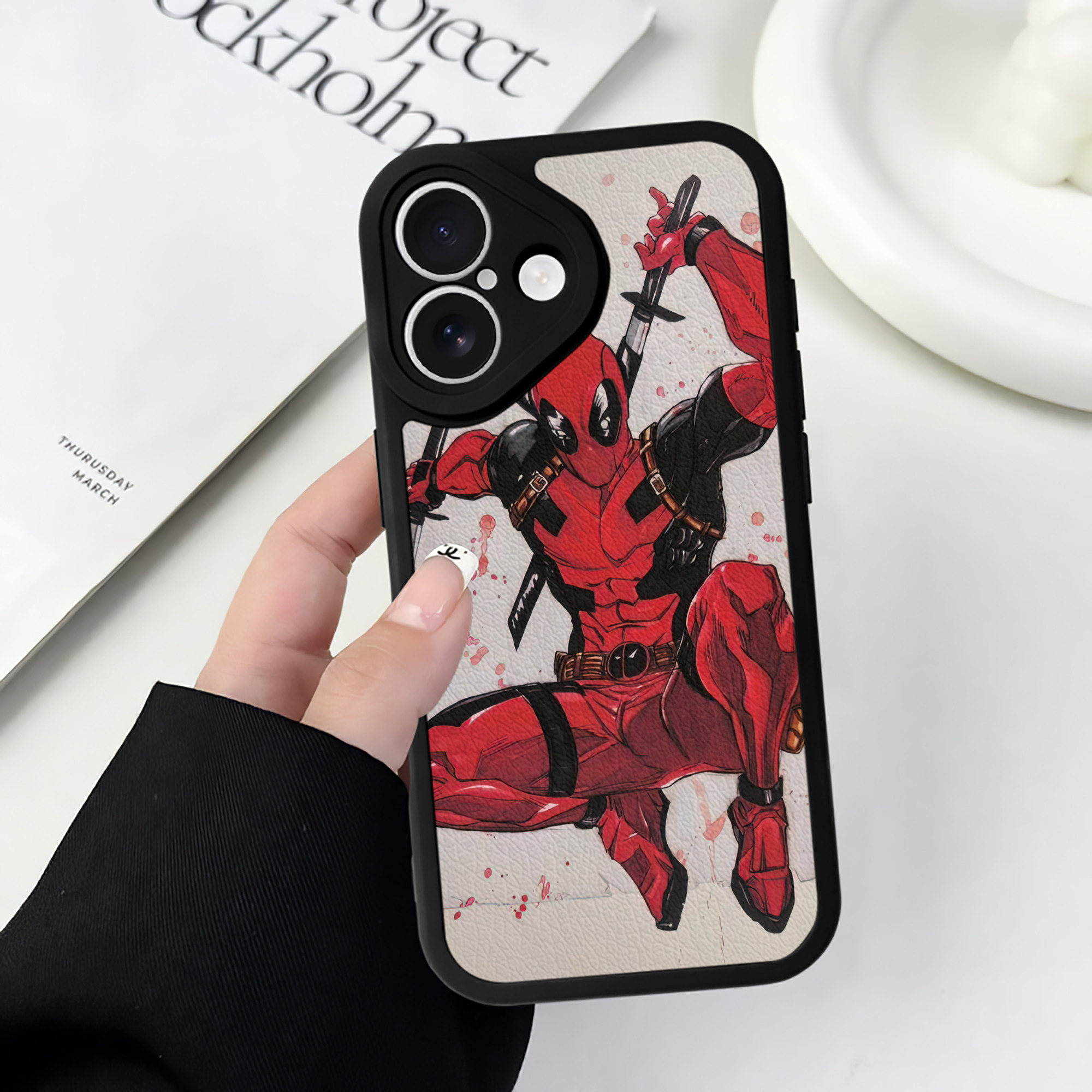 （画像用） Deadpool デッドプール 【iPhone 16シリーズ対応】シリコンスマホケース（レザー調） 材質：シリコン